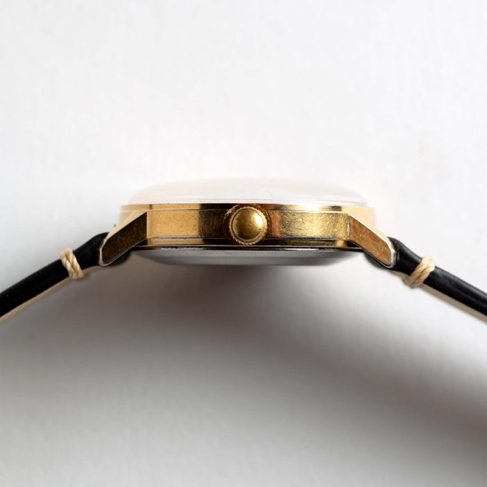 flatlay of the 1975 Timex Viscount, shown from the side