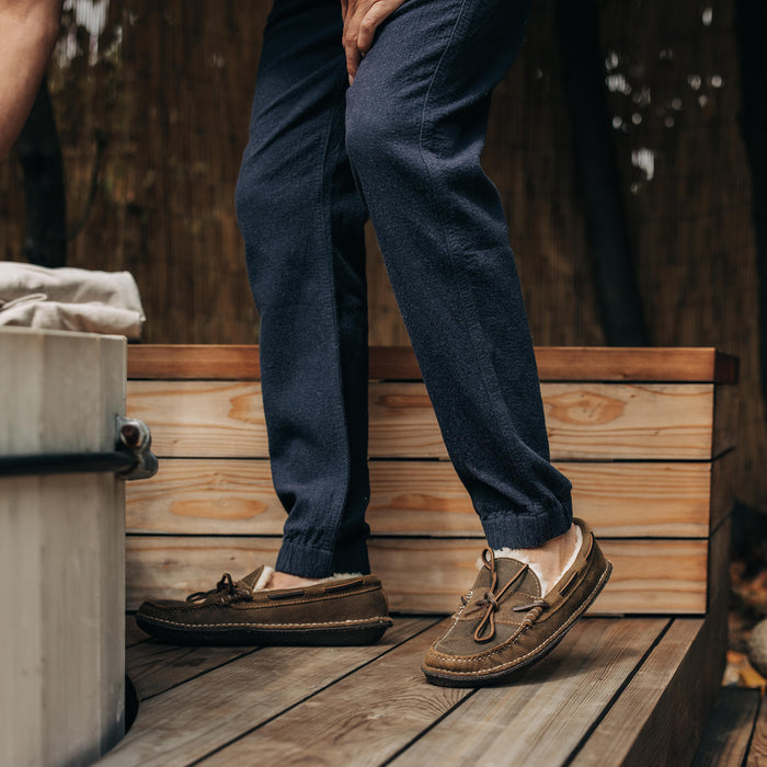 fit model walking in The Apres Pant in Charcoal Double Cloth