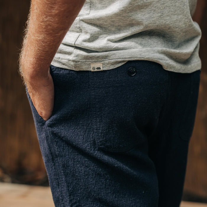 fit model showing off back detail on The Apres Pant in Charcoal Double Cloth