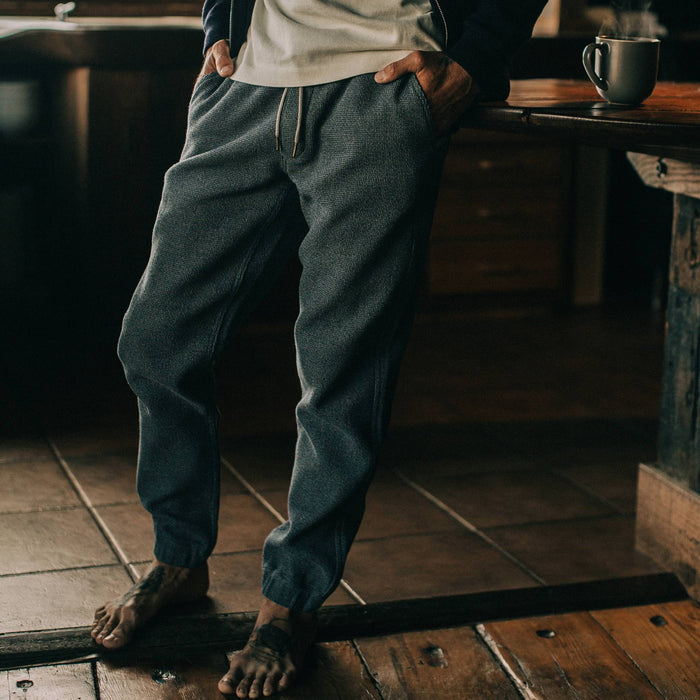 fit model wearing The Après Pant in Charcoal Waffle, hands in pokets