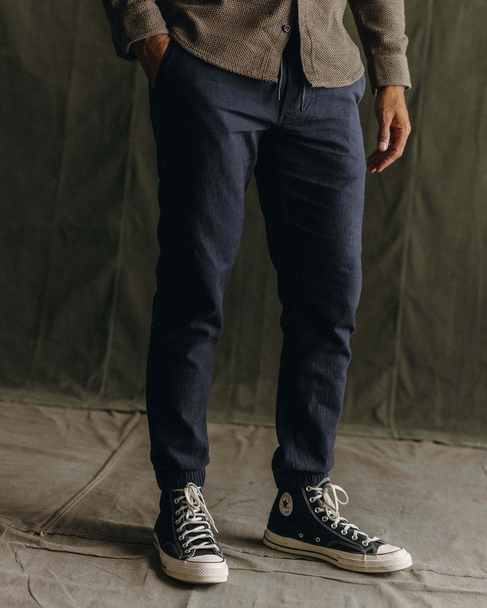 fit model showing off The Apres Pant in Coal Double Cloth