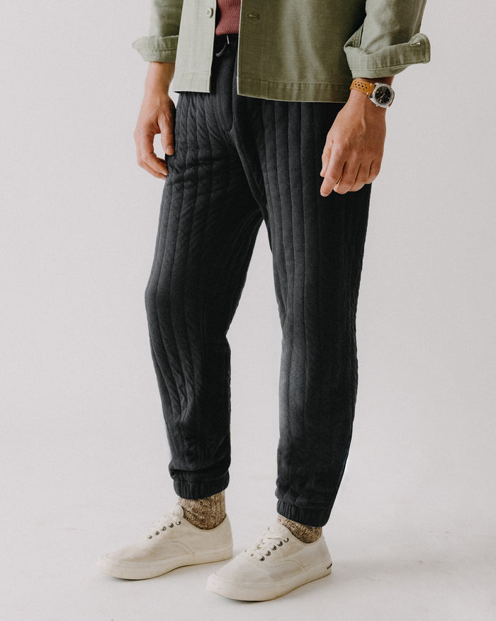 fit model posing in The Apres Pant in Heather Coal Quilted Jersey