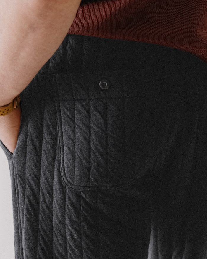 fit model showing off the back pocket on The Apres Pant in Heather Coal Quilted Jersey