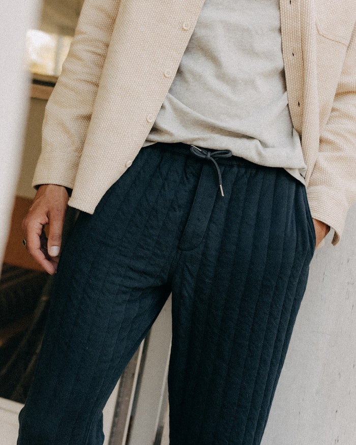 fit model showing off The Quilted Apres Pant in Heather Midnight Jersey