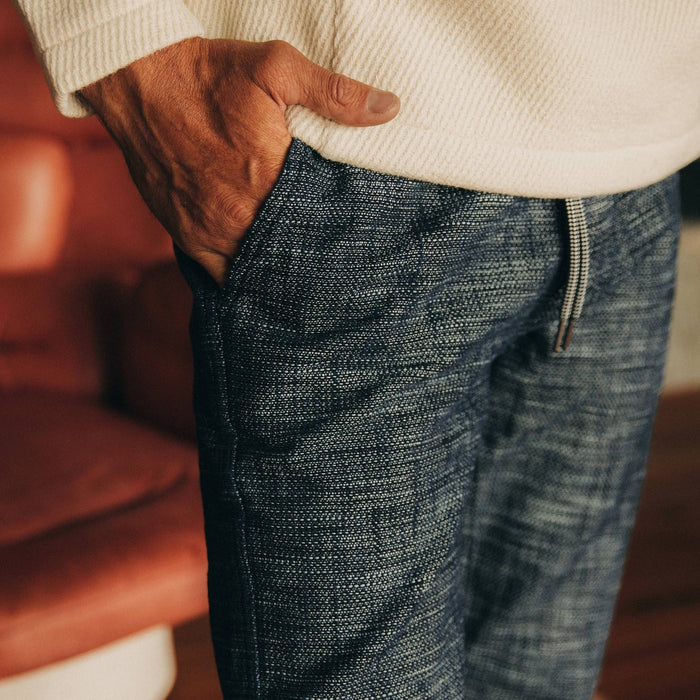 fit model wearing The Apres Pant in Indigo Slub, hand in pocket up close