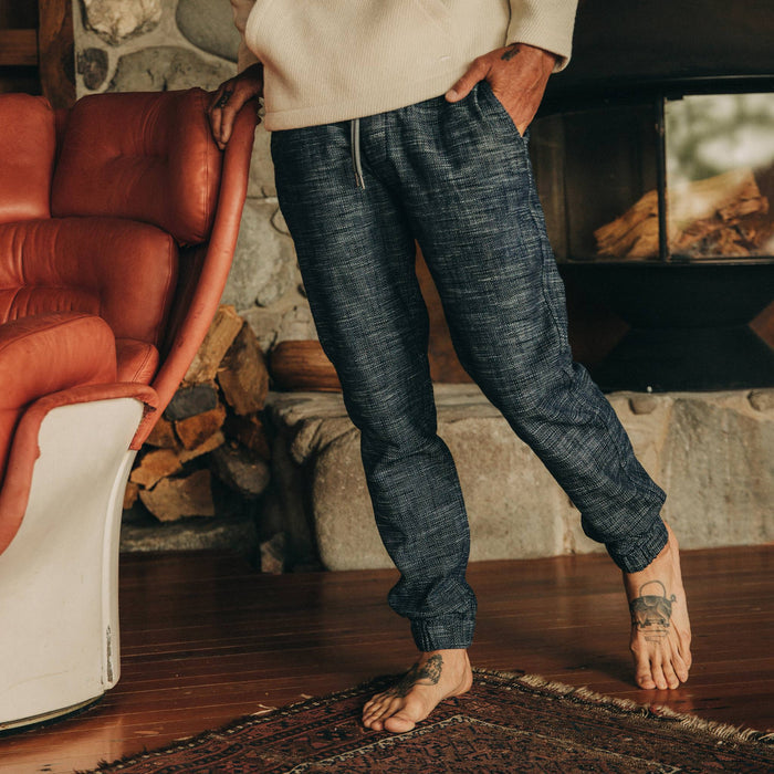 fit model wearing The Apres Pant in Indigo Slub, leaning left