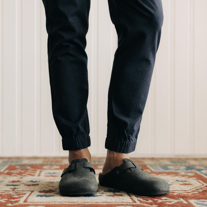 fit model showing off cuffs on The Apres Pant in Navy Twist Jaspe Twill
