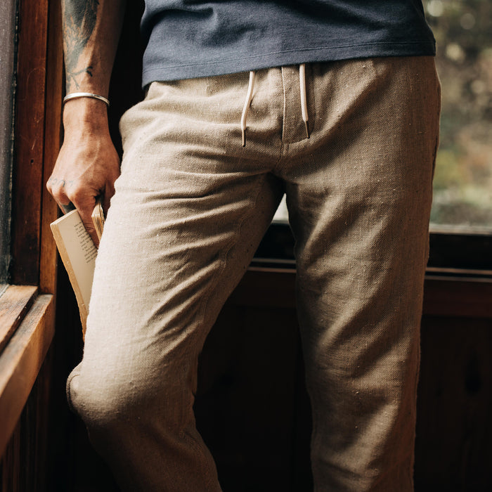 fit model wearing The Apres Pant in Oat Donegal