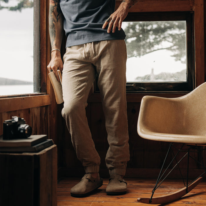 fit model standing in The Apres Pant in Oat Donegal