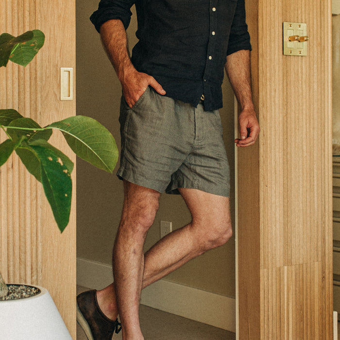fit model standing in The Apres Short in Ash Hemp
