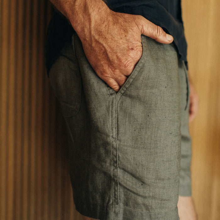 fit model showing the side of The Apres Short in Ash Hemp