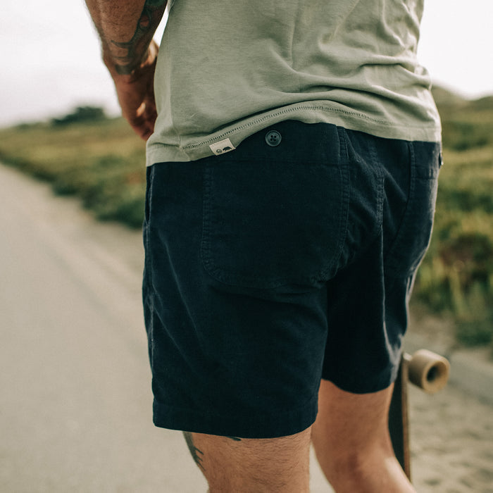 fit model wearing The Après Short in Dark Navy Pinwale