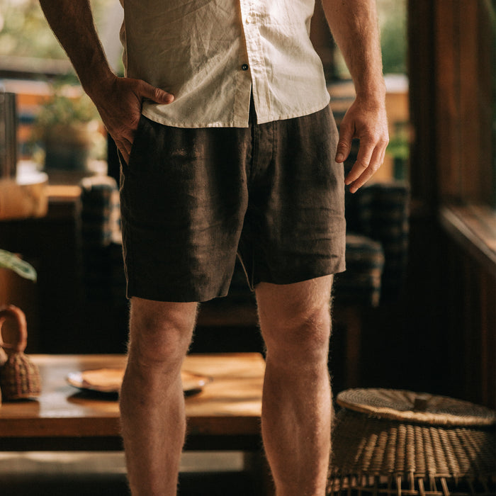 fit model standing in The Apres Short in Espresso Hemp
