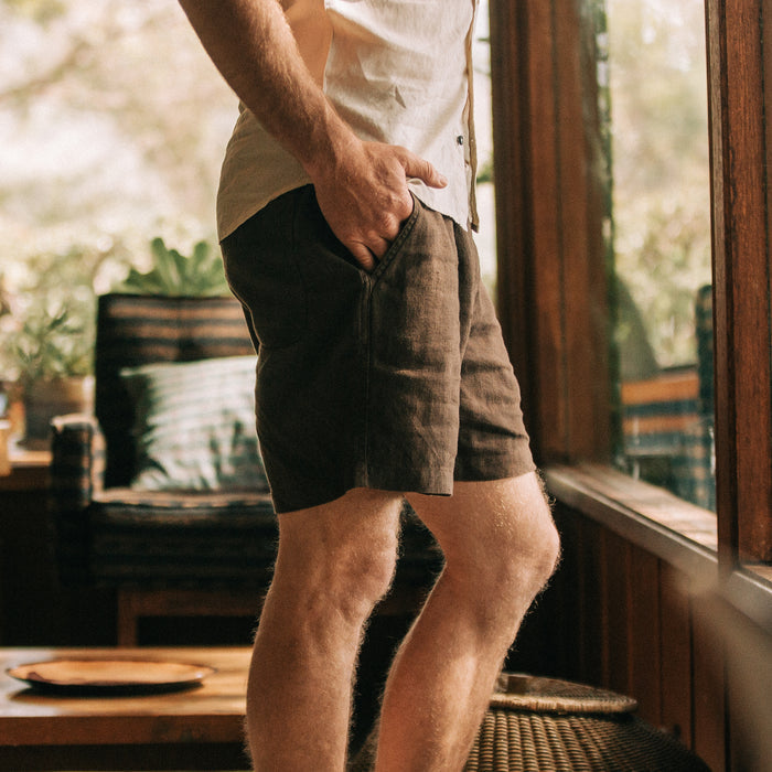 fit model showing the side of The Apres Short in Espresso Hemp