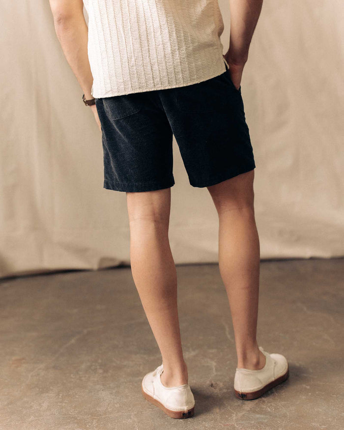 fit model showing off the back of The Apres Short in Heather Coal Pincord