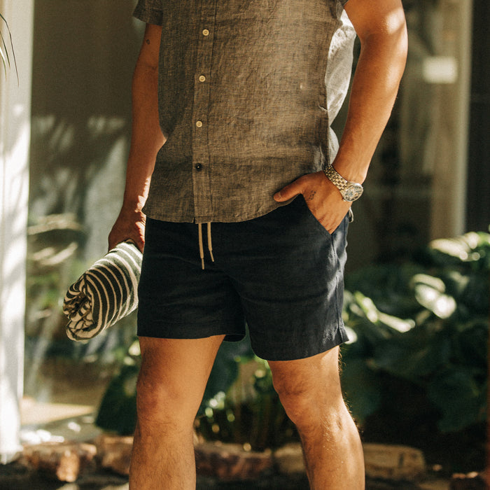 fit model wearing The Apres Short in Navy Hemp