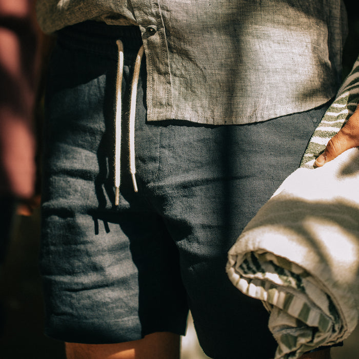 fit model showing the details on The Apres Short in Navy Hemp