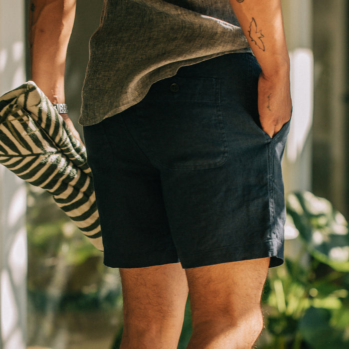 fit model showing the back of The Apres Short in Navy Hemp