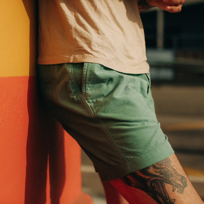 fit model wearing The Après Short in Ocean Pinwale
