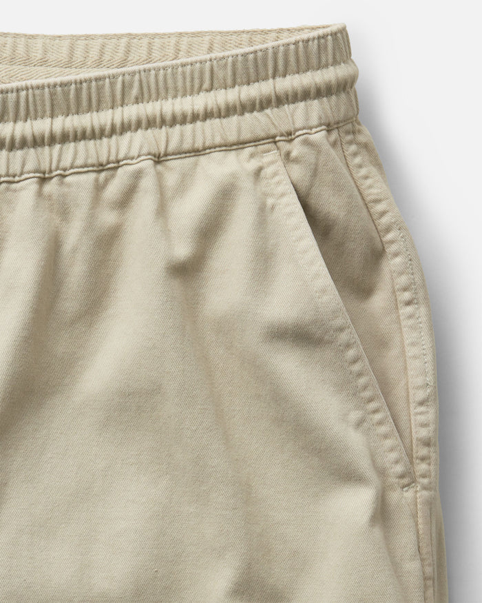 fit model showing off back pockets on The Apres Short in Organic Aged Stone Foundation Twill