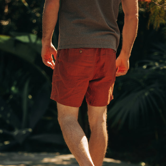fit model showing the back of The Apres Short in Sienna Hemp