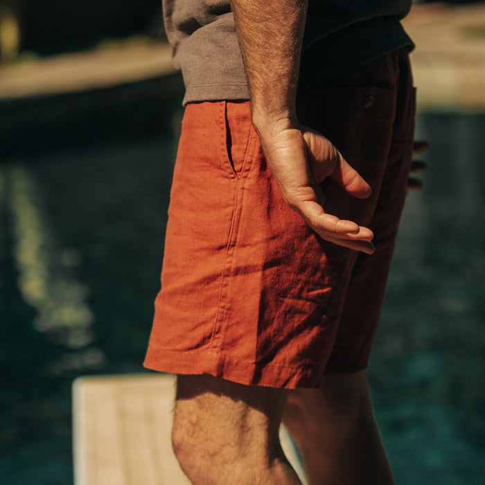 fit model showing the side on The Apres Short in Sienna Hemp