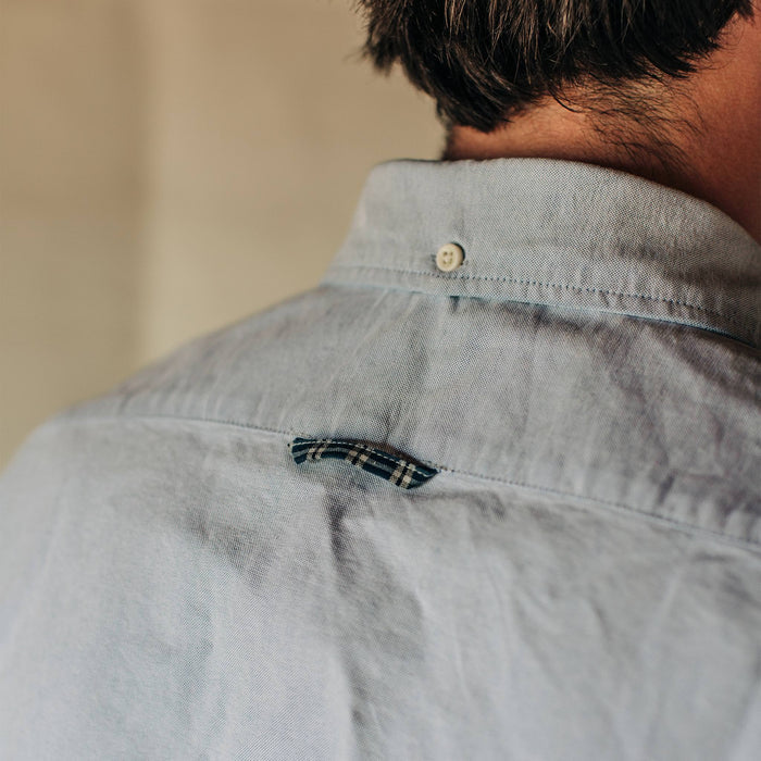 fit model wearing The Atelier and Repairs Jack in Washed Blue Oxford, back detail