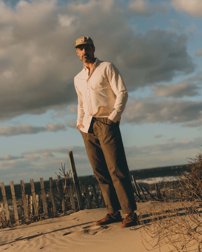 fit model showing off the pockets on The Breakwater Pant in Mushroom Ripstop