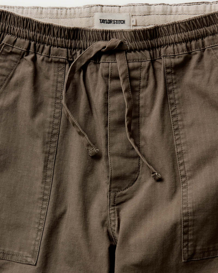 fit model showing off the back pocket on The Breakwater Pant in Mushroom Ripstop