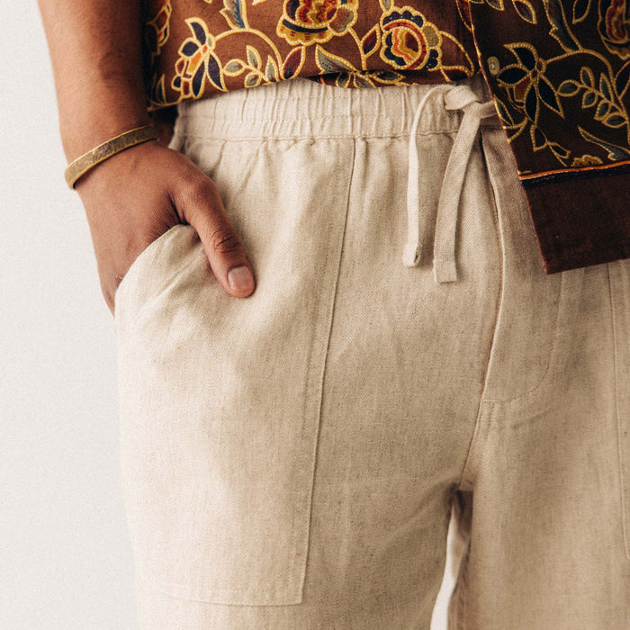 fit model showing off the pocket on The Breakwater Pant in Natural Herringbone