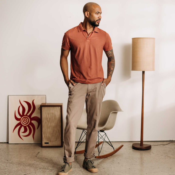 fit model posing in The Cotton Hemp Polo in Fired Clay