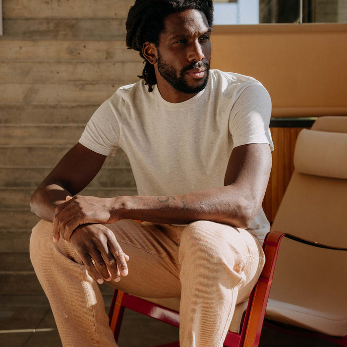 fit model showing the side of The Cotton Hemp Tee in Heathered Oat