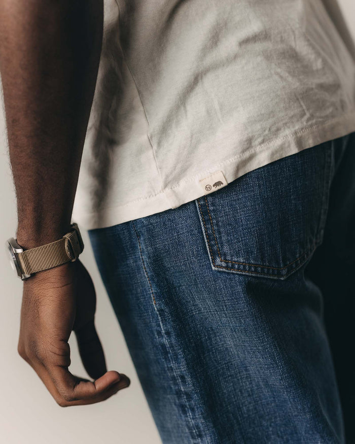 fit model showing off the tag on The Cotton Hemp Tee in Natural