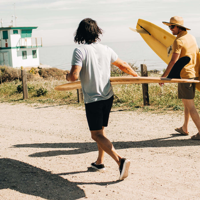 fit model walking in The Cotton Hemp Tee in Ocean