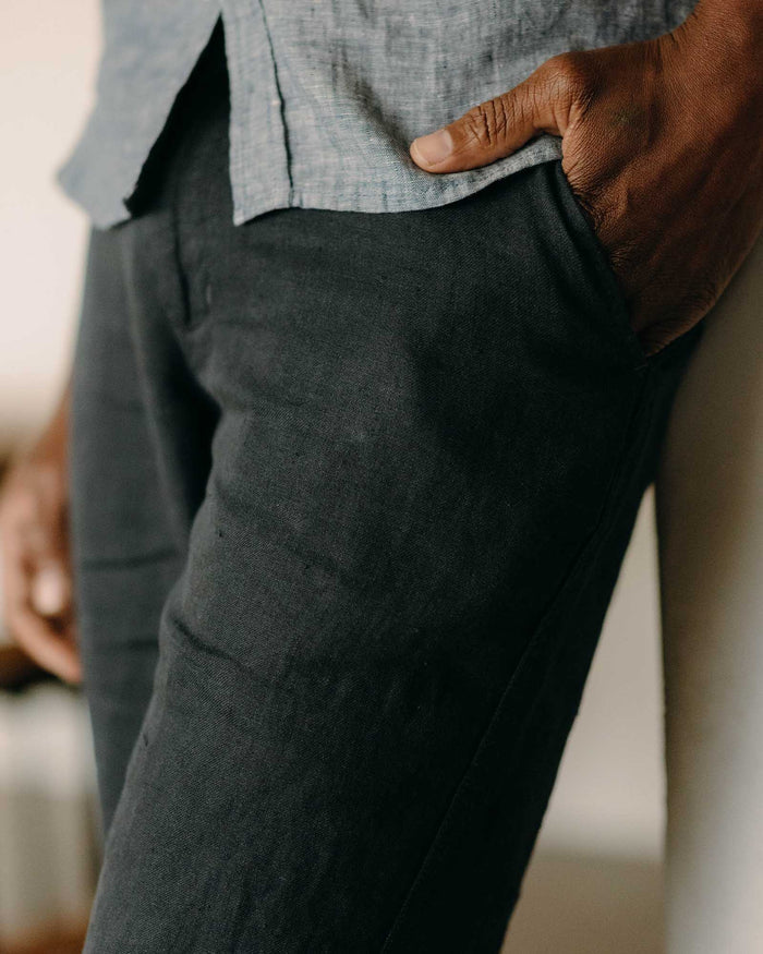 fit model showing off the pockets on The Easy Pant in Navy Linen