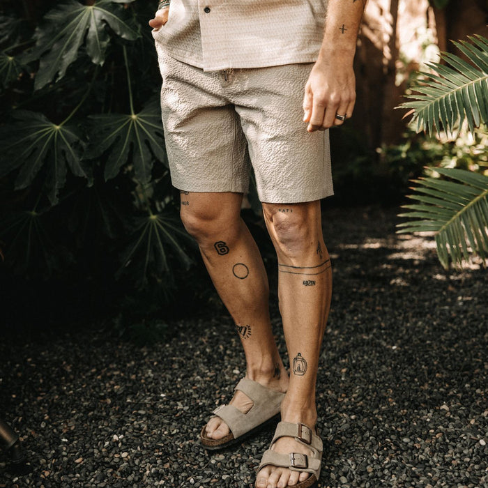 fit model in The Easy Short in Heather Eucalyptus Seersucker