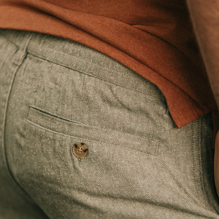 fit model showing the back pocket of The Easy Short in Olive Herringbone