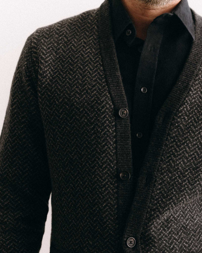 fit model showing off The Eddy Cardigan in Heather Charcoal Herringbone
