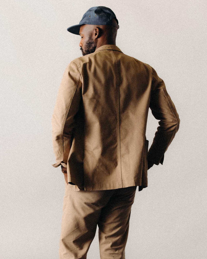 fit model showing off the back of The Foundation Sportcoat in Organic Khaki Twill