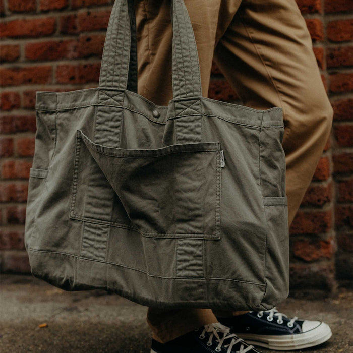 fit model showing off The Foundation Tote in Organic Smoked Olive