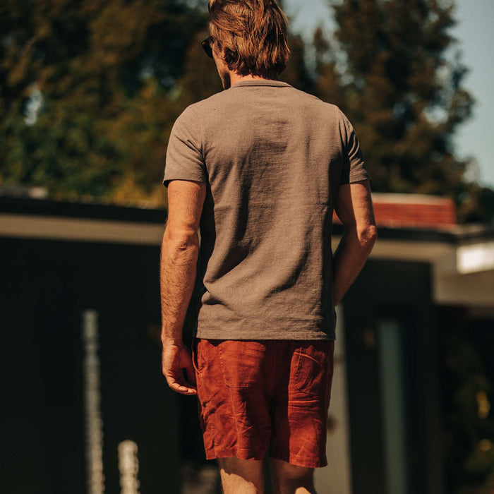 fit model showing the back of The Heavy Bag Tee in Walnut