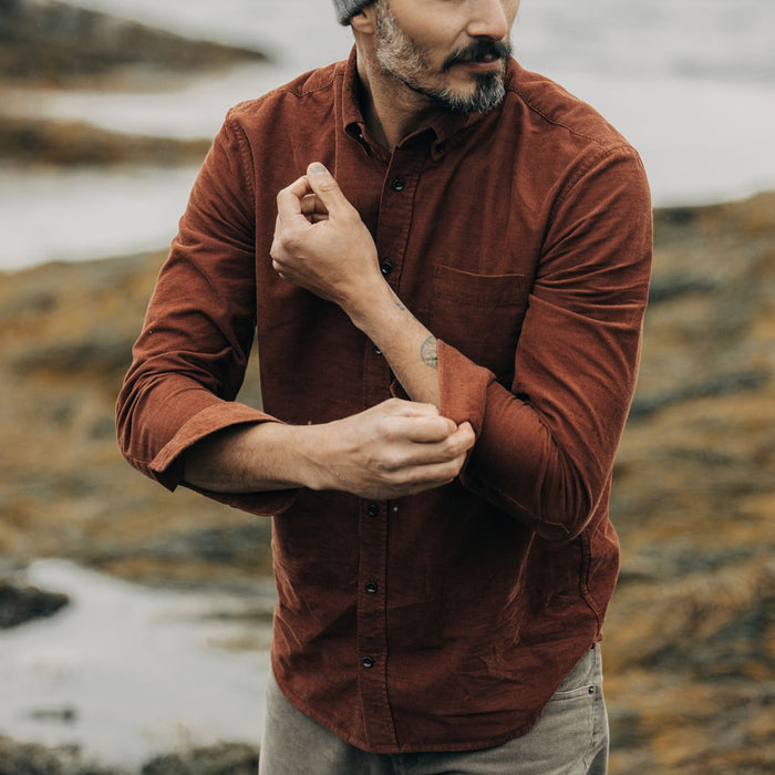fit model adjusting cuffs on The Jack in Copper Heathered Pincord