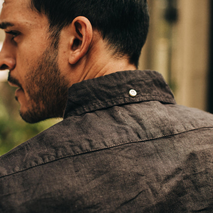 fit model wearing The Jack in Espresso Linen, back detail