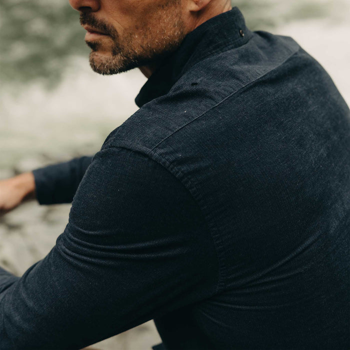 fit model showing off the back of The Jack in Heather Marine Pincord