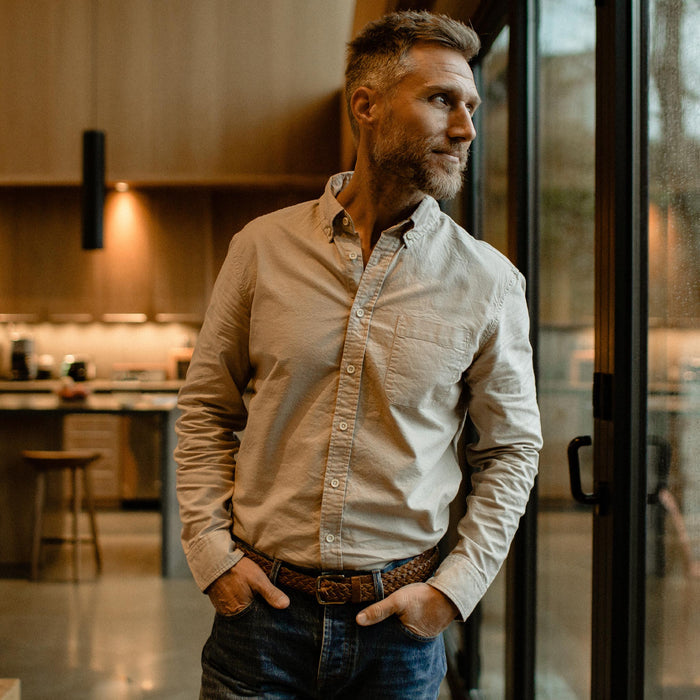 fit model wearing The Jack in Natural Oxford