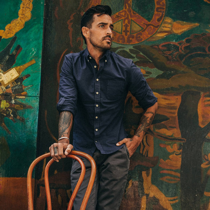 fit model wearing The Jack in Navy Oxford, hand in pocket