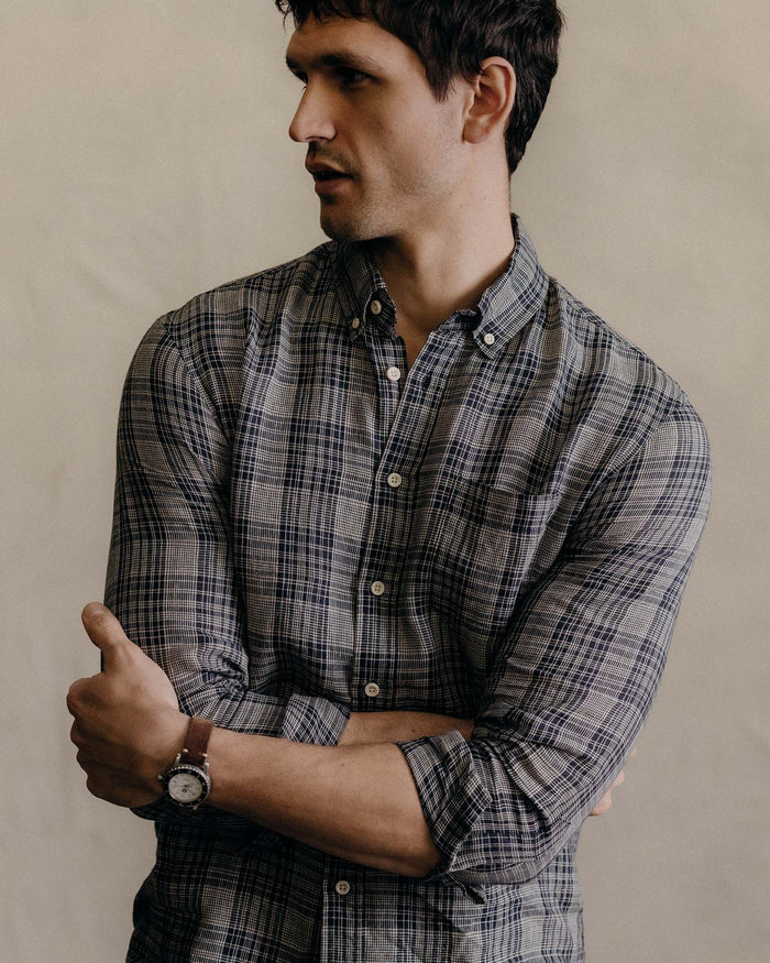 fit model wearing The Jack in Navy Plaid Linen