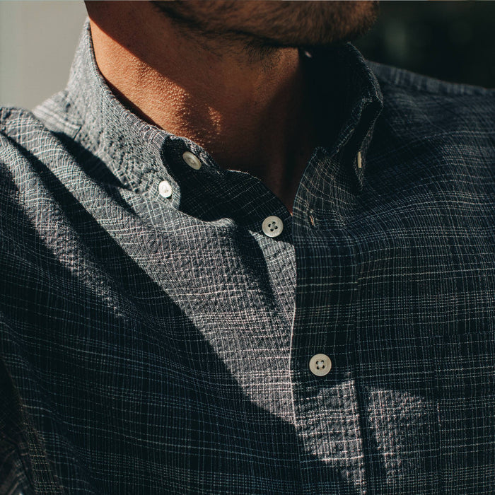 fit model wearing The Jack in Navy Slub, collar