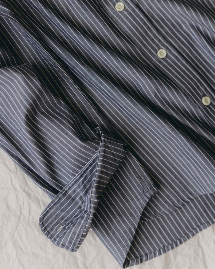 fit model showing off the pocket on The Jack in Rinsed Indigo Stripe