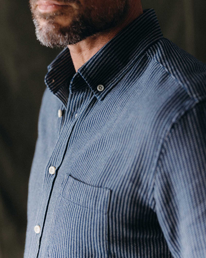 fit model adjusting the sleeves of The Jack in Roped Indigo